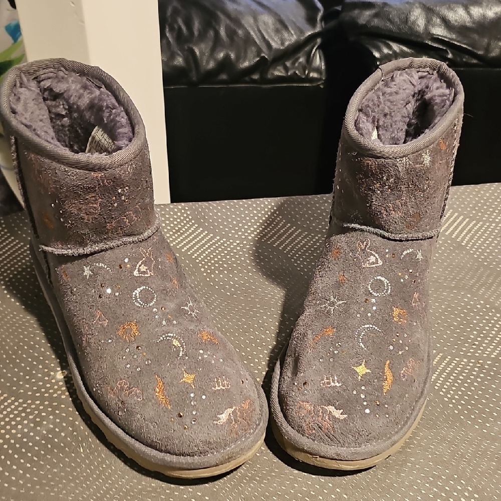 UGG Plush Short Zodiac Boots in Gray...size 7..free Shpg
